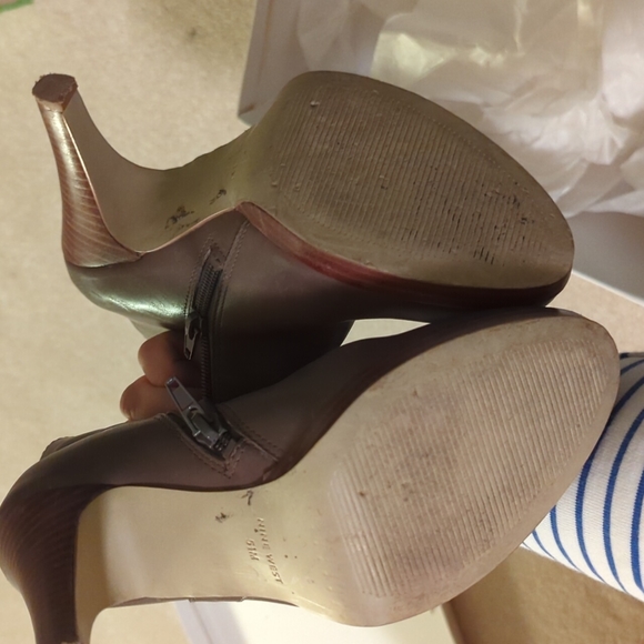 Nine West Trivetto Grey-Beige Heel Booties (Sz 5.5/6) EUC - Picture 6 of 6
